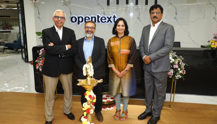 Manoj Nagpal, Managing Director, OpenText India (2nd from Left) and Madhu Ranganathan (2nd from Right) President and Chief Financial Officer, at OpenText at the opening of the new facility in Bengaluru.